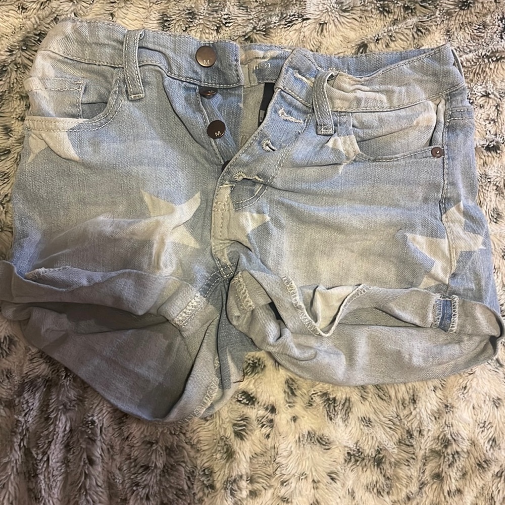 Light washed blue jeans 4 buttons w star design